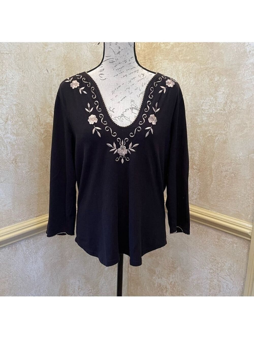Women’s jersey top spandex embroidered front black 3/4 sleeve Sz XL - Picture 3 of 8